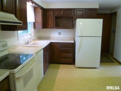 2220 Avalon Ct, Bettendorf, IA 52722 - photo 2