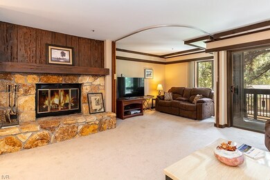 Living Room / Private Alcove
