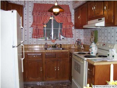 8D Pembroke Ln unit B, Whiting, NJ 08759 - photo 6