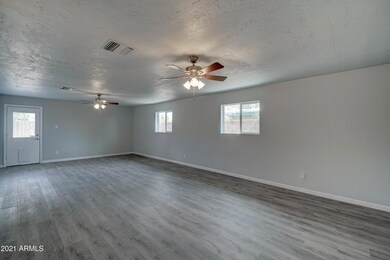 1114 E Bluebell Ln-5