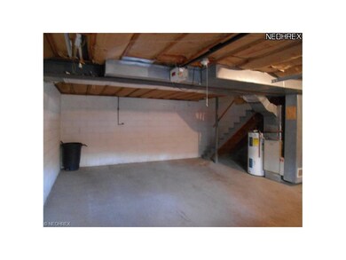 Spacious garage with access to apartment