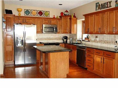Stainless steel appliances, kitchen island, granit