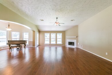 215 Garrett Dr, Magnolia, TX 77354 - photo 4