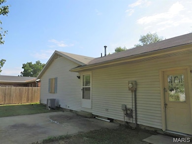 611 23rd St, Carlyle, IL 62231 - photo 3