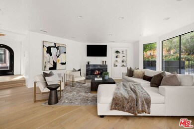 16881 Oak View Dr, Encino, CA 91436 - photo 4