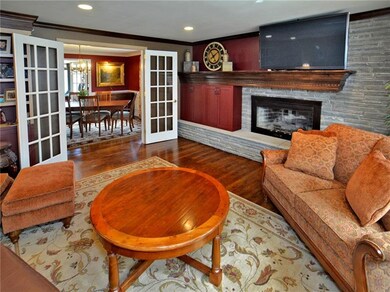 LR WITH CUSTOM MANTEL & BUILT-INS