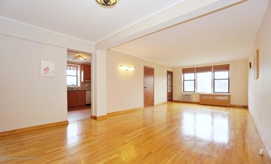(6) LIVING ROOM