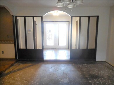 12013 Camelot Ct, Oklahoma City, OK 73120 - photo 3