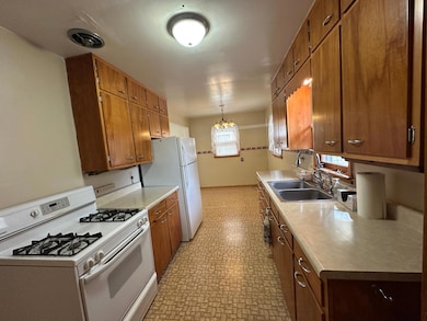 917 N Mckenzie St, Luverne, MN 56156 - photo 3