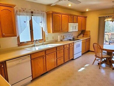 1430 W 52nd St, Davenport, IA 52806 - photo 6