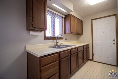 1611 SW Harp Place, Topeka, KS 66611 - photo 6