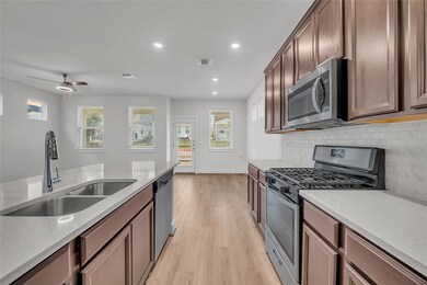 Kitchen with appliances with stainless steel fini