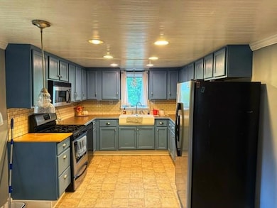 Nice large eat in kitchen with newer appliances,