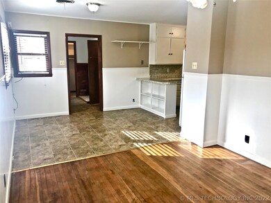 Spacious eat-in kitchen with breakfast bar, with t