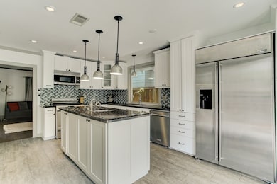 725 E 6th 1/2 St, Houston, TX 77007 - photo 7