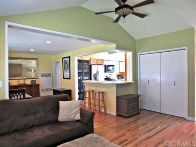 Den Has Vaulted Ceiling W/Beautiful Stained Glass 
