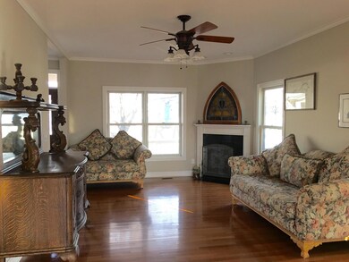 253 E Gates Living room
