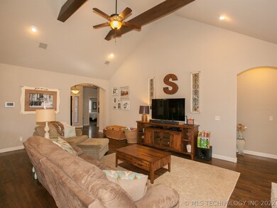 Split floor plan bedrooms 1 and 2 on front of home