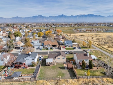 Quick walk to biking and walking trails, with access to Lodestone Regional Park