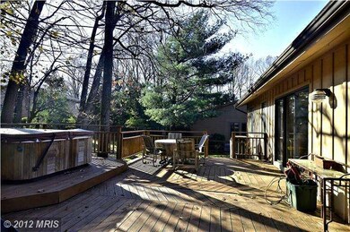 910 Twin Oaks Dr, Potomac, MD 20854 - photo 2