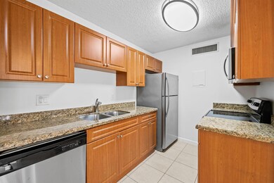 639 Executive Center Dr unit 105, West Palm Beach, FL 33401 - photo 2