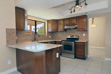 4205 W North Ln Phoenix AZ-large-004-Kit