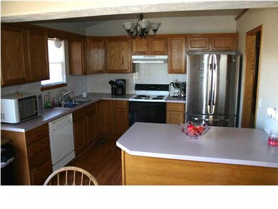 Kitchen and eating bar