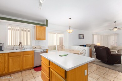 KITCHEN/DINING