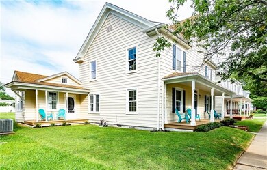 621 Lee St, West Point, VA 23181 - photo 2