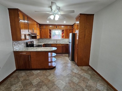 885 W Perry St, Bucyrus, OH 44820 - photo 3