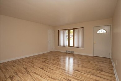 Spacious living room with bay window and a closet 