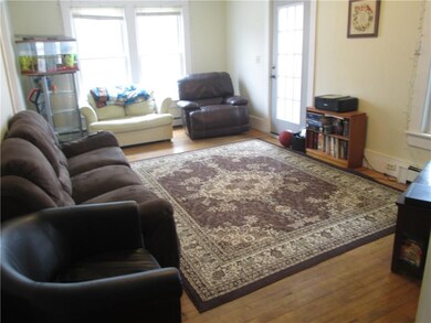 Attractive, spacious LR, with nice...