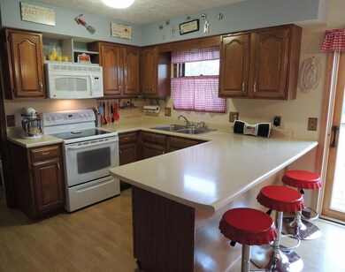 Kitchen w/eat at bar