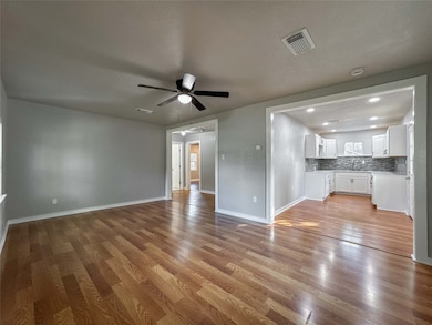 1009 W Snyder St, Alvin, TX 77511 - photo 7