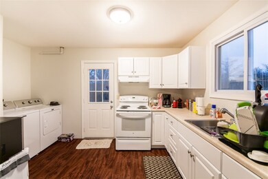 12 Ludlow Rd unit B, Middletown, RI 02842 - photo 2