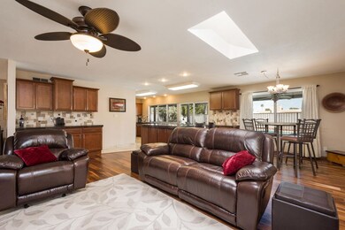 007_Family Room to Kitchen