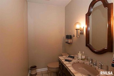 17 Oak Park Dr, Bettendorf, IA 52722 - photo 5