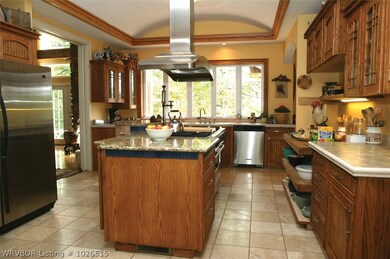 Kitchen w/barrell ceiling, granite & viking 6 burn