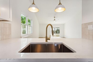 11-web-or-mls-10_426 Aquatic Dr