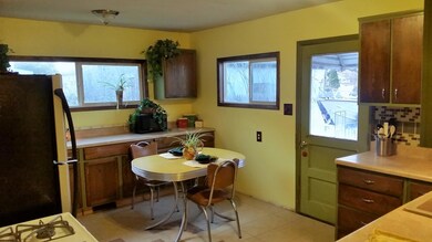 Fully equipped eat-in kitchen