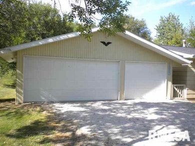 1830 W 46th St, Davenport, IA 52806 - photo 2