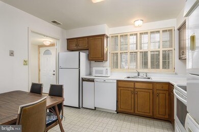 1020A Brixton Ct, Sterling, VA 20164 - photo 5