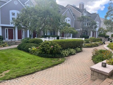 453 E Putnam Ave unit 3D, Cos Cob, CT 06807 - photo 2