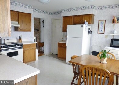 308 Cottonwood Ln, New Holland, PA 17557 - photo 2