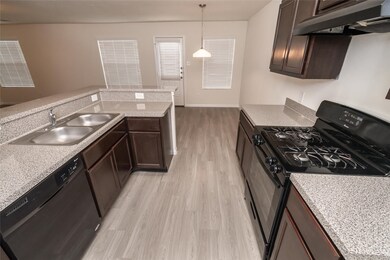 10927 Myrtle Oak St, Houston, TX 77016 - photo 5