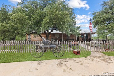 596 Oakridge Ln, Lakehills, TX 78063 - photo 4