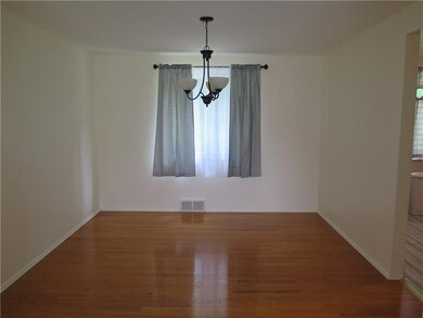 Dining room  w/Gleaming hardwood floor