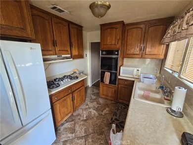 912 E 119th St, Los Angeles, CA 90059 - photo 4