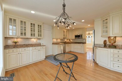 11813 Wayland St, Oakton, VA 22124 - photo 4