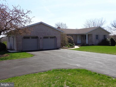 438 Lindman Dr, Chambersburg, PA 17202 - photo 2